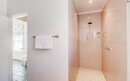 Family Unit Bathroom, First Avenue Guesthouse